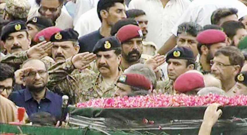 کراچی: عبدالستار ایدھی کے جسد خاکی کو سلامی پیش کی جا رہی ..
