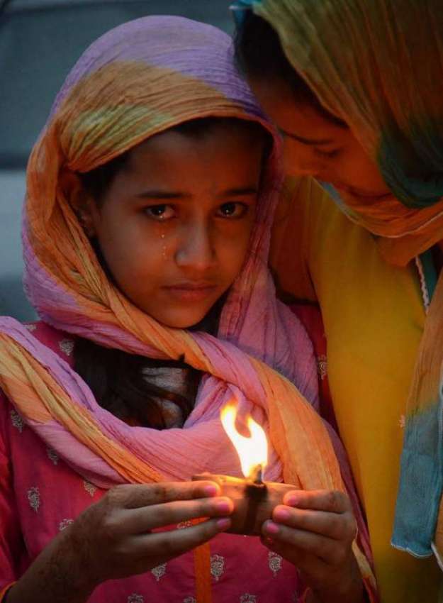 کراچی: عبدالستار ایدھی کی یاد میں ایک بچی آنکھوں میں آنسو ..