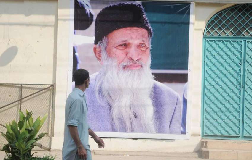 راولپنڈی: ایک شہری کالج روڈ پر آویزاں عبدالستار ایدھی کو ..