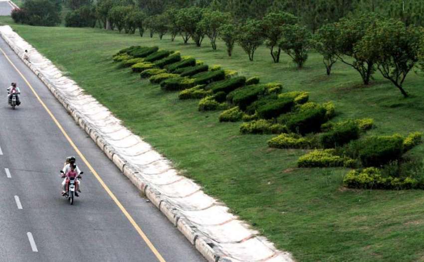 اسلام آباد: سیونتھ ایریا روڈ کنارے سجائے گئے پودوں کا خوبصورت ..