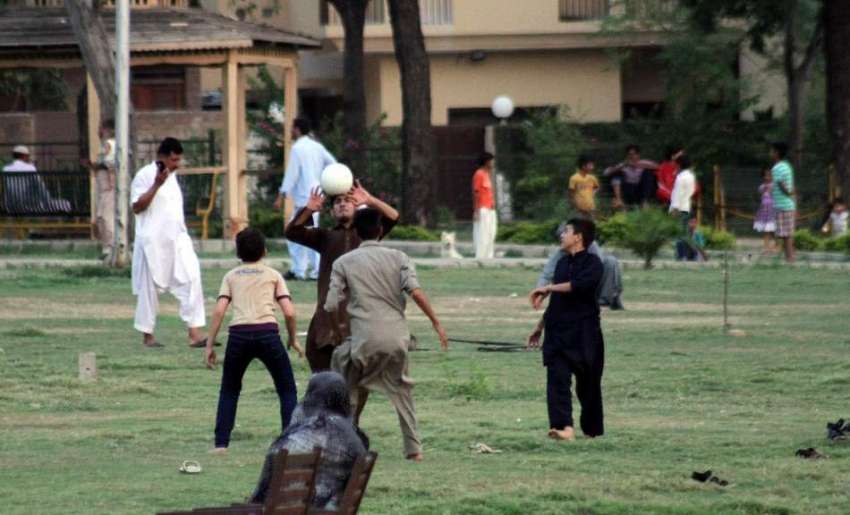 اسلام آباد: گرین ایریا میں لڑکے ہینڈ بال کھیلتے ہوئے۔