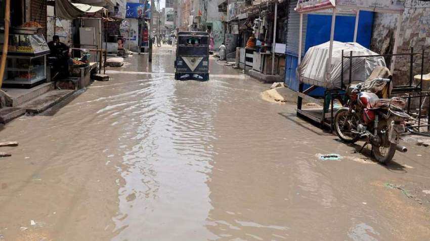 حیدر آباد: المشرق چوق پریٹ آباد پانی میں ڈوبا نظر آ رہا ہے ..