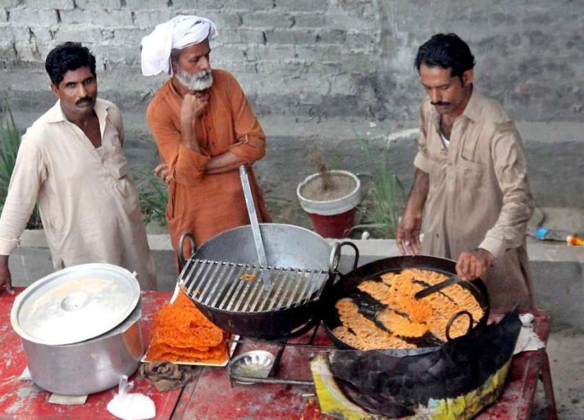 لاہور: ایک کاریگر جلیبیاں تیار کرنے میں مصروف ہے۔