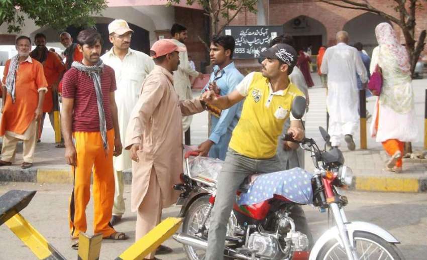 لاہور: ریلوے اسٹیشن کے باہر نو پارکنگ ایریا میں موٹر سائیکل ..
