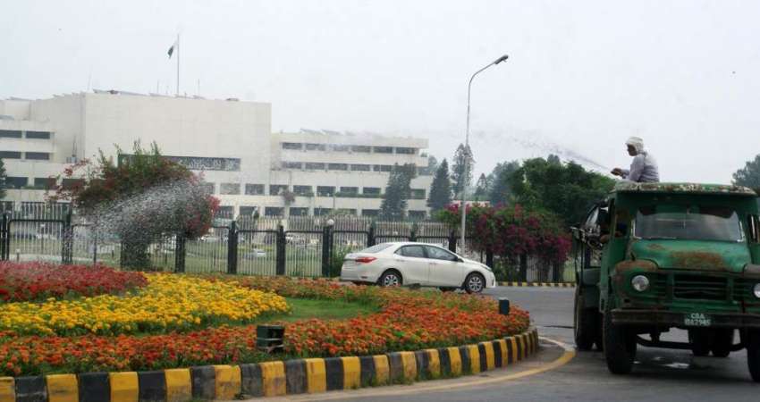 اسلام آباد: وفاقی دارالحکومت میں شہری سفر کے دوران بارش ..