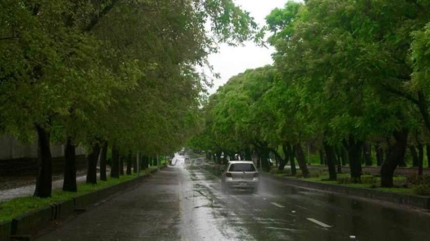 اسلام آباد: وفاقی دارالحکومت میں شہری سفر کے دوران بارش ..