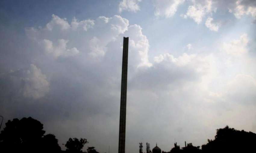 لاہور: صوبائی دارالحکومت میں دوپہر کے وقت آسمان پر چھائے ..