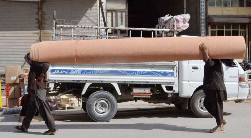 کوئٹہ: شہری کندھے پر قالین لادھے سرکی روڈ سے گزر رہے ہیں۔