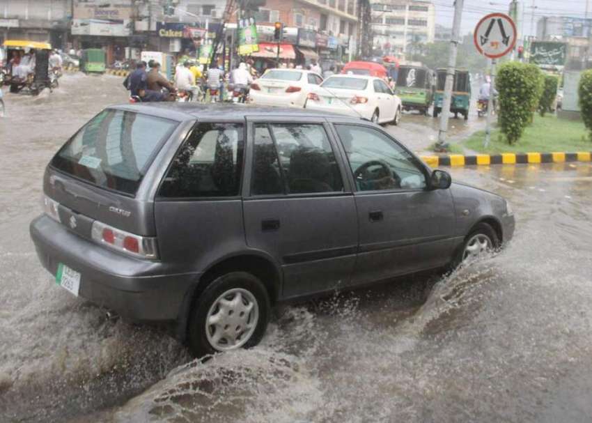 لاہور: صوبائی دارالحکومت میں بارش کے بعد شملہ پہاڑی چوک ..