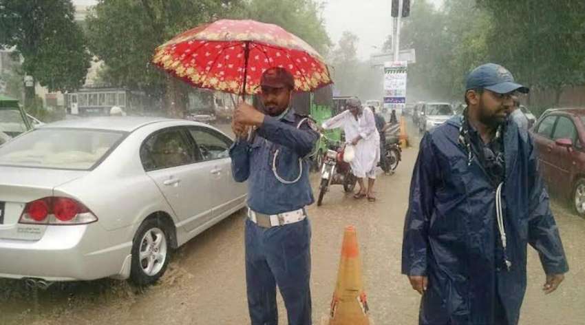 لاہور: ٹریفک وارڈن بارش کے دوران ٹریفک کو رواں دواں رکھے ..