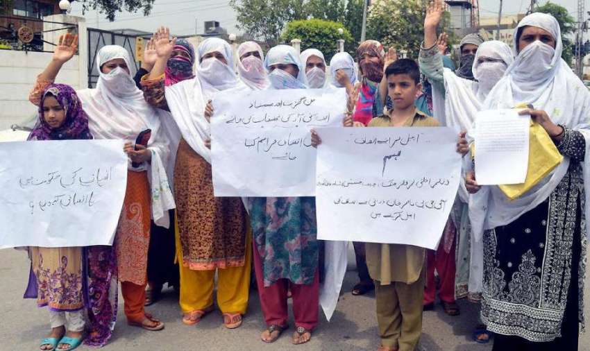 پشاور: ہشتنگری کی رہائشی خواتین اپنے مطالبات کے حق میں احتجاجی ..