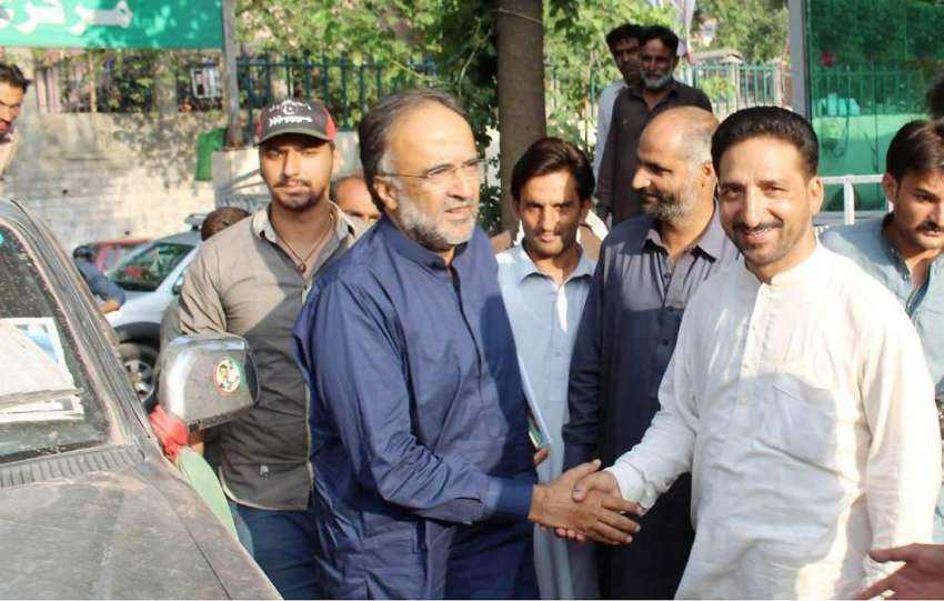 مظفر آباد: سابق وفاقی وزیر قمر زمان کائرہ کی تقریب میں آمد ..