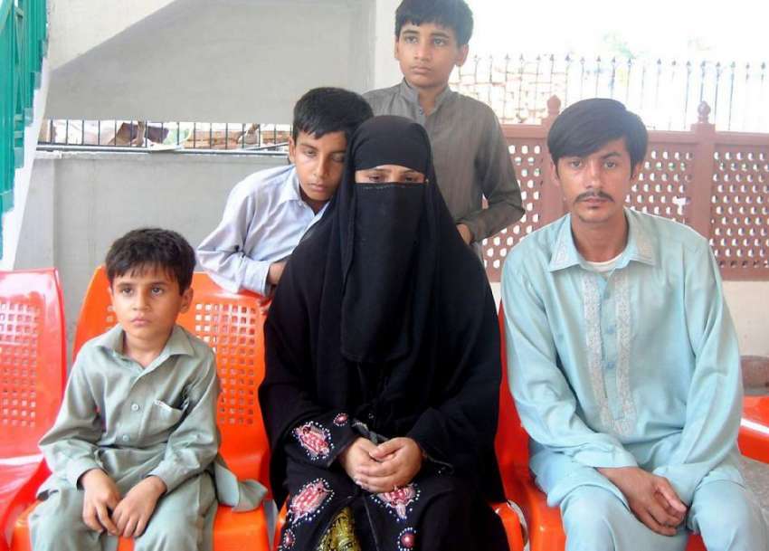 پشاور: بڈھ بیر کی رہائشی خاتون شوہر کے مظالم کے خلاف میڈیا ..