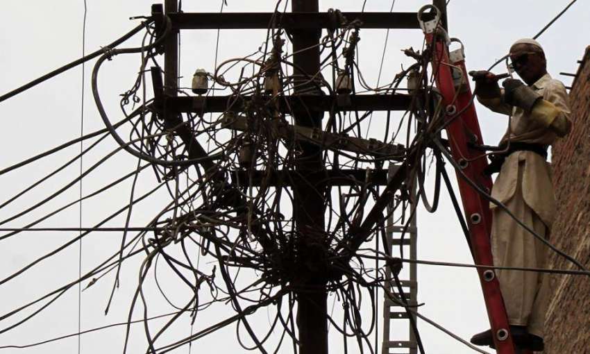 حیدر آباد: ہیسکو کا اہلکار بجلی کے پول پر غیر قانونی کنیکشن ..