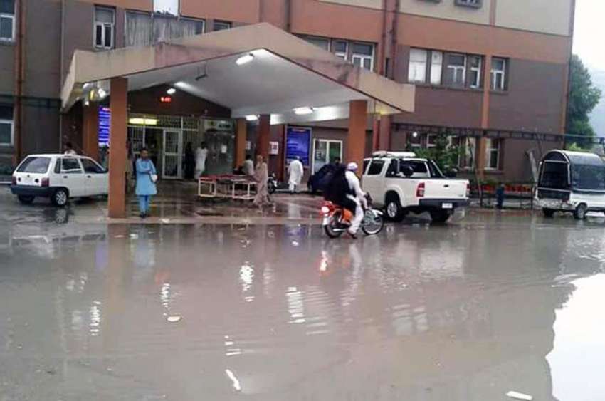 ایبٹ آباد: ایوب ٹیچنگ ہسپتال کے گیٹ کے سامنے کھڑا بارش کا ..