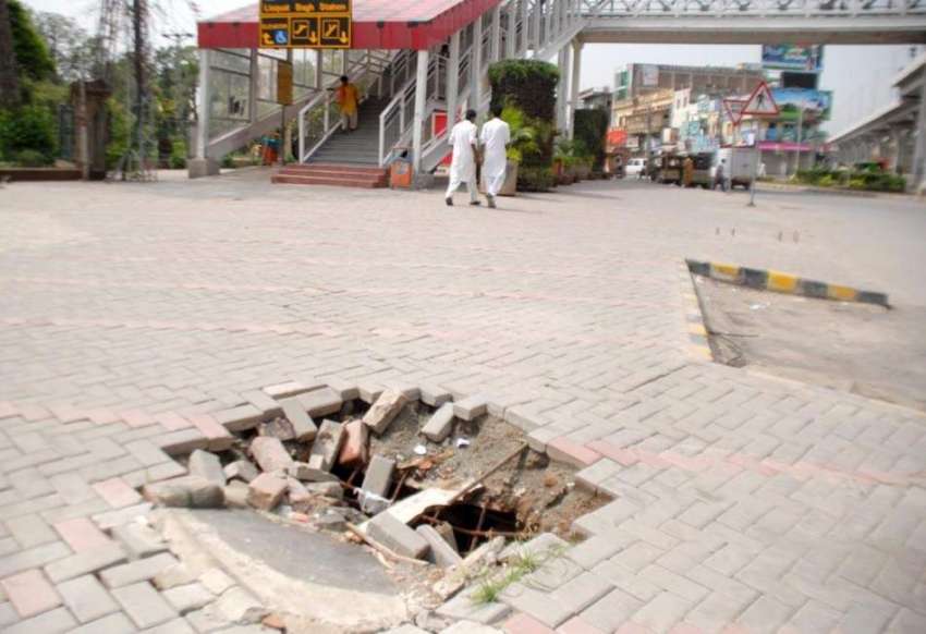راولپنڈی: مری روڈ پر میٹرو اسٹیشن کے سامنے گٹر کا ڈھکن ٹوٹ ..