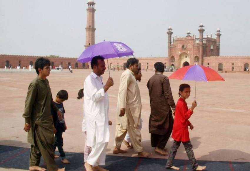 لاہور: بادشاہی مسجد میں نماز جمعہ کی ادائیگی میں آنیوالوں ..