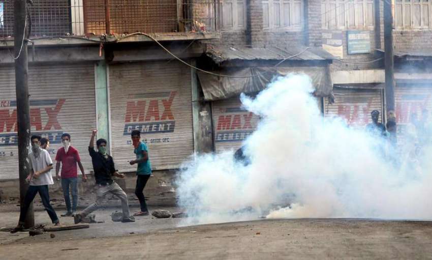 سری نگر: کشمیر ی نوجوان احتجاجی مظاہرے کے دوران بھارتی پولیس ..
