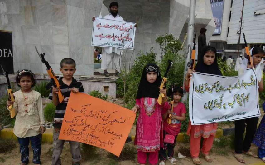 کراچی: کمسن بچے ہاتھوں میں پلے کارڈ اٹھائے کشمیر میں بھارتی ..