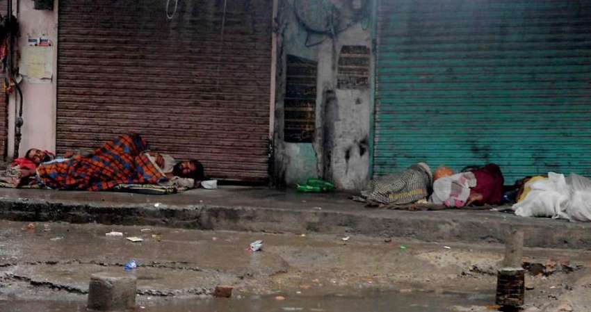 راولپنڈی: بے گھر افراد جامع مسجد روڈ کے فٹ پاتھ پر سو رہے ..