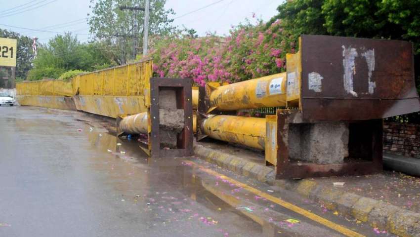 راولپنڈی: انتظامیہ کی غفلت ، لیاقت روڈ کنارے قیمتی پل پڑے ..