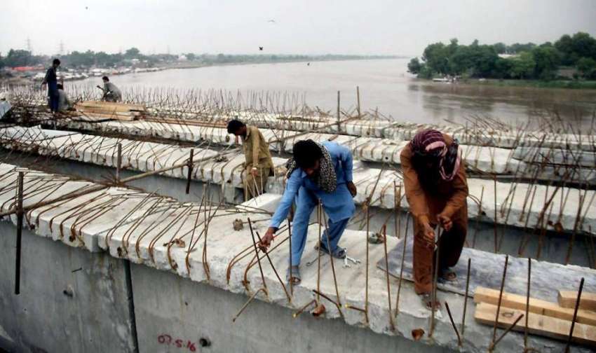 لاہور: مزدور ترقیاتی منصوبے پر کام کر رہے ہیں۔