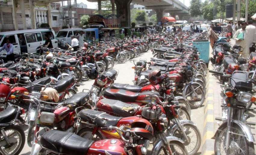 لاہور: ایوان عدل کے باہر پارکنگ میں کھڑی موٹر سائیکلیں ٹریفک ..