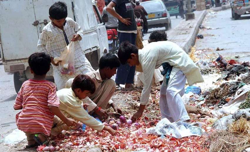 حیدر آباد: سبزی منڈی میں دوکانداروں کی جانب سے پھینکے گئے ..