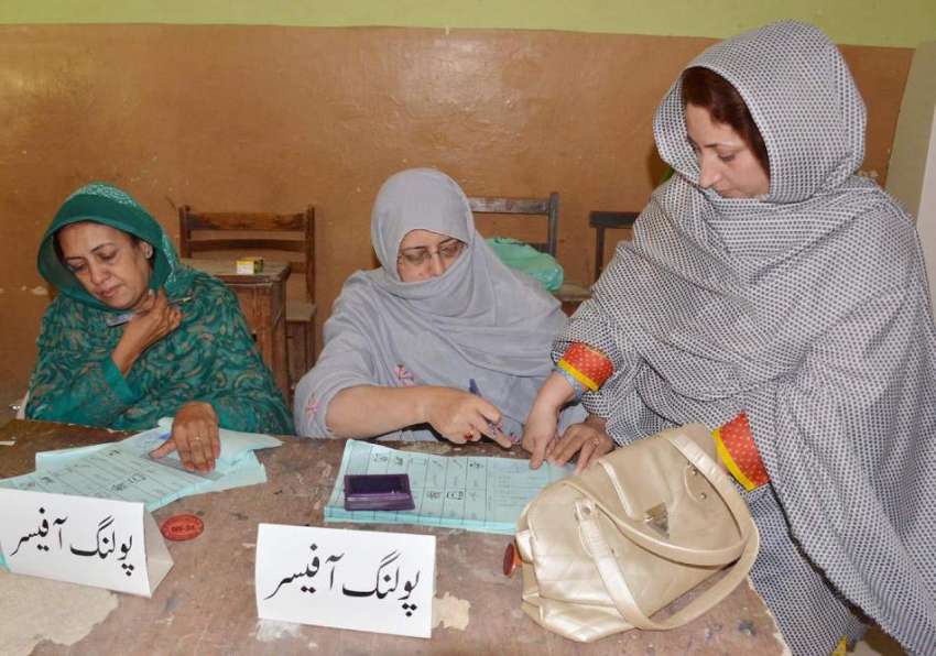 کوئٹہ: آزاد کشمیر میں ہونے والے الیکشن کے دوران ایک خاتون ..
