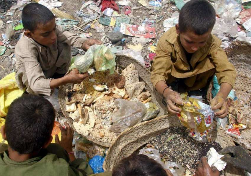کراچی: خانہ بدوش بچے کچرے سے کار آمد اشیاء تلاش کر رہے ہیں۔