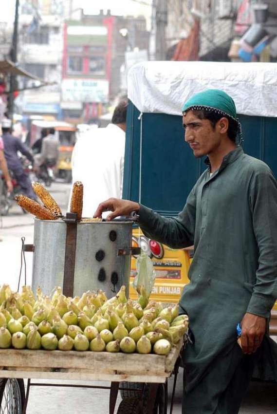 راولپنڈی: ایک ریڑھی بان گاہکوں کو متوجہ کرنے کے لیے چھلیاں ..