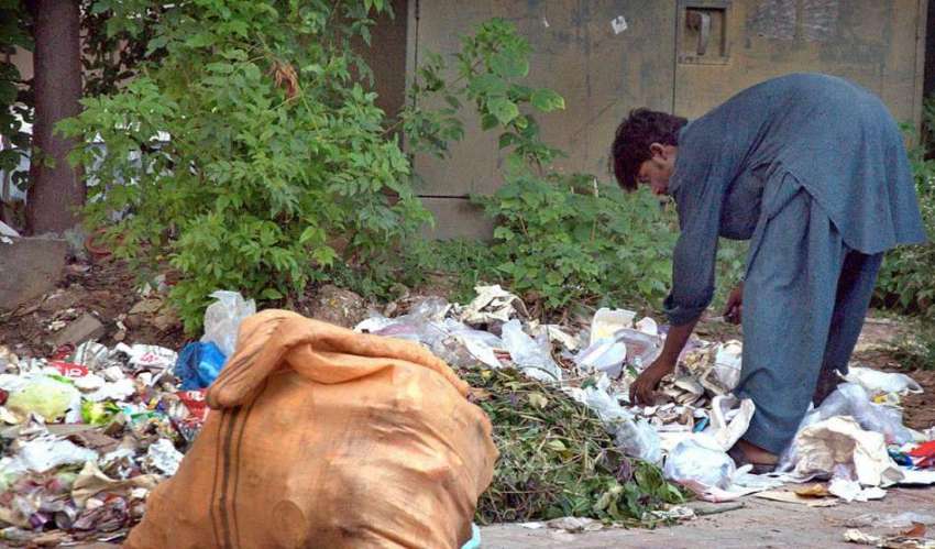 اسلام آباد: ایک خانہ بدوش شخص کچرے کے ڈھیر سے کار آمد اشیاء ..