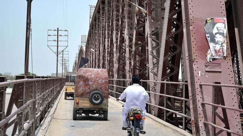 حیدر آباد: پرانے کوٹری پل سے موٹر سائیکل اور رکشے گزر رہے ..