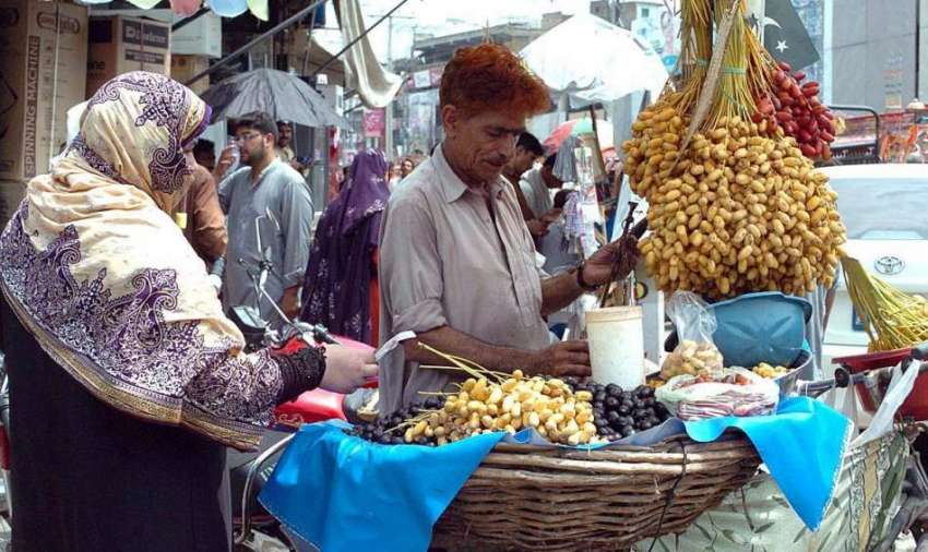 راولپنڈی: محنت کش گاہکوں کی متوجہ کرنے کے لیے تازہ کھجوریں ..