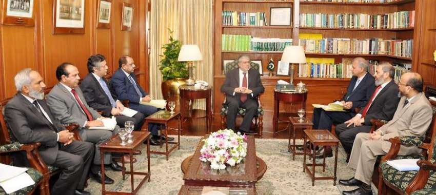 کراچی: وزیر خزانہ سینیٹر اسحاق ڈار گونر ہاؤس میں سٹیٹ بینک ..