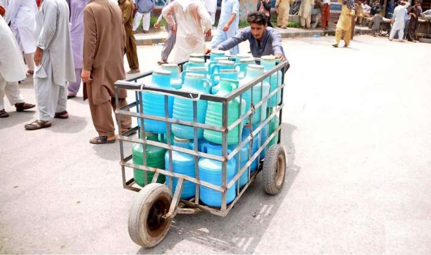 راولپنڈی: ایک محنت کش فلٹر شدہ پانی سپلائی کے لیے مارکیٹ ..