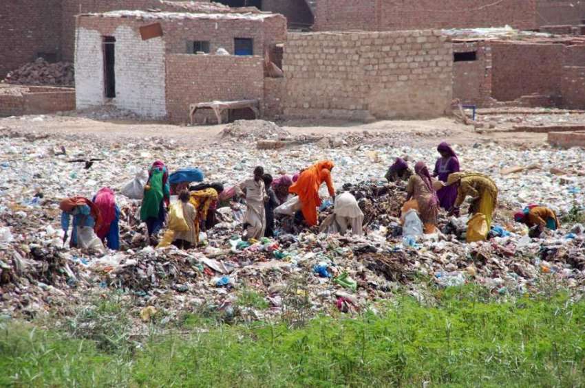 حیدر آباد: خانہ بدوش خواتین کچرے کے ڈھیر سے کار آمد اشیاء ..
