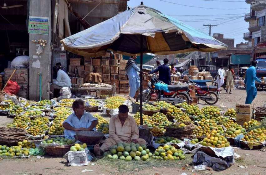 ملتان: سبزی منڈی میں دوکاندار آم سجائے گاہکوں کا منتظر ہے۔