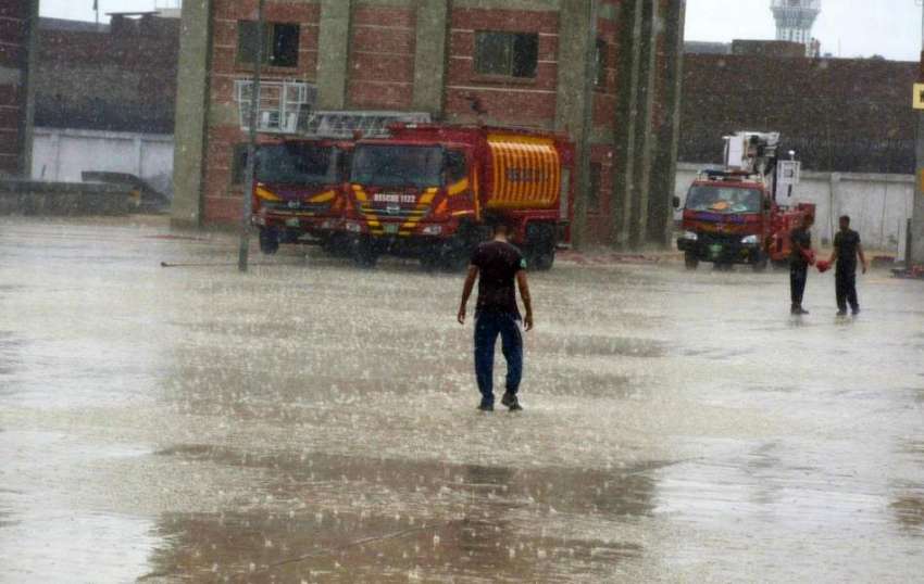 لاہور: وفاقی دارالحکومت میں موسلادھار بارش کا منظر۔