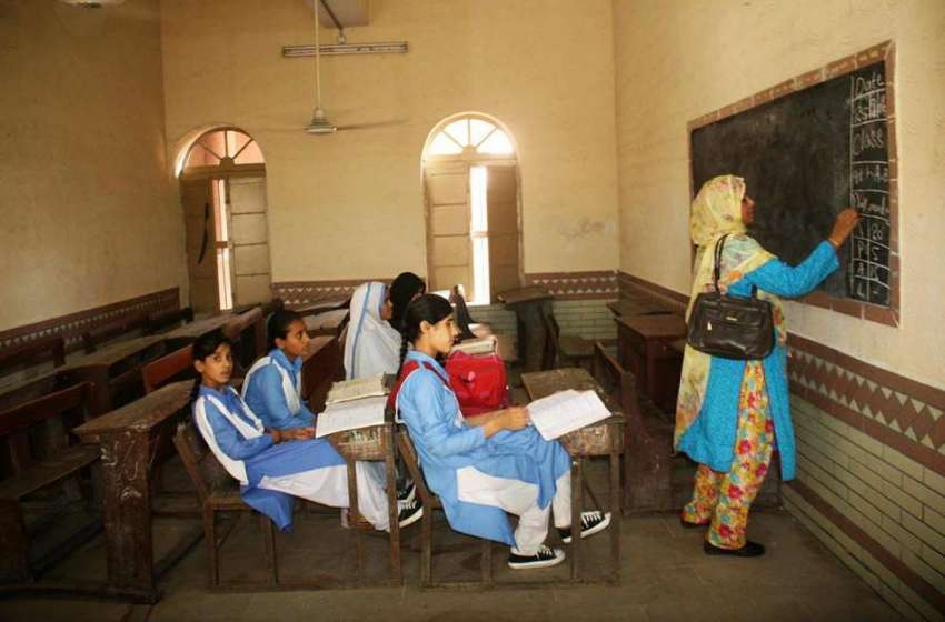 کراچی: موسم گرما کی چھٹیاں ختم ہونے کے بعد مقامی سکول میں ..