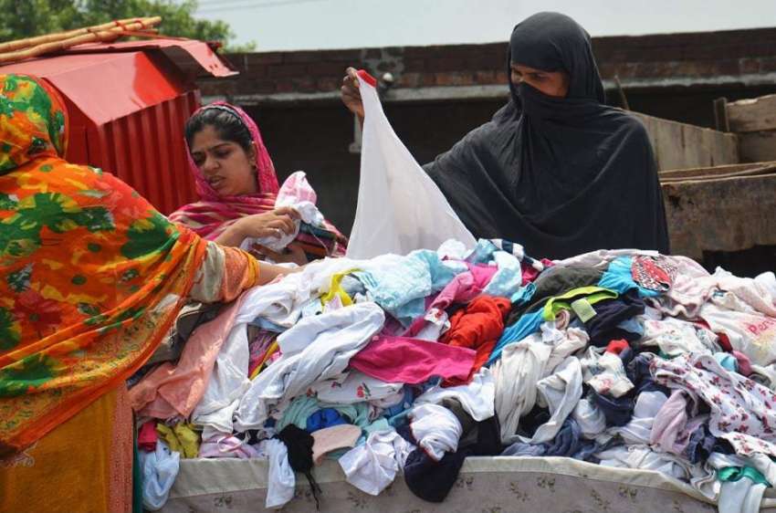 لاہور: خواتین روڈ کنارے کھڑے ریڑھی بان سے استعمال شدہ کپڑے ..