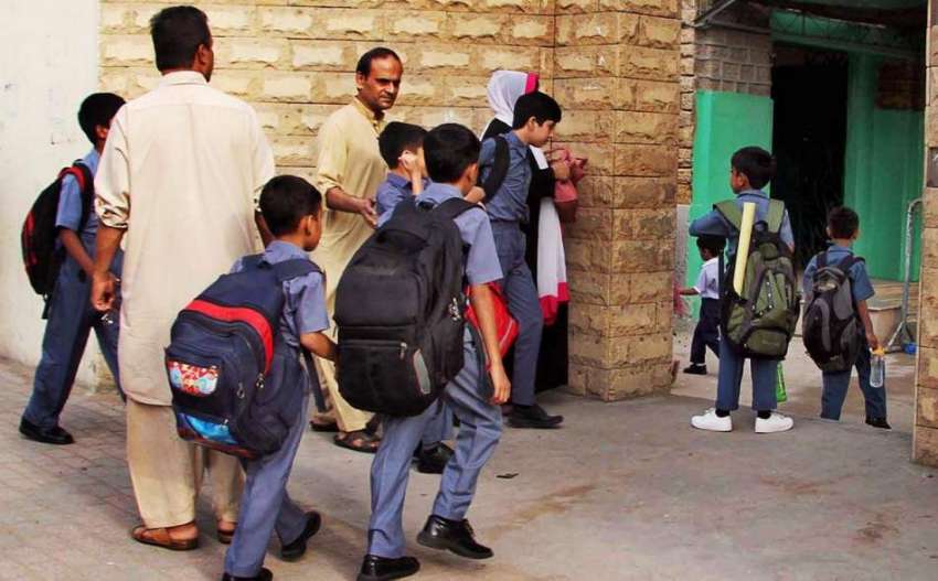 کراچی: گرمیوں کی چھٹیاں ختم ہونے کے بعد پہلے روز بچے سکول ..