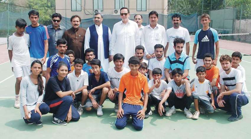 پشاور: پاکستان ٹینس فیڈریشن کے صدر سلیم اللہ کا ٹریننگ کیمپ ..