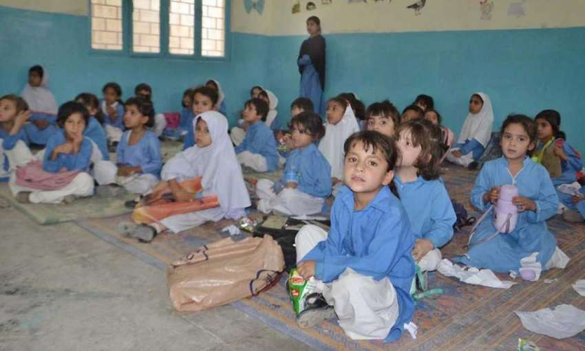 کوئٹہ: صوبائی دارالحکومت میں بچیاں زمین پر بیٹھ کر تعلیم ..