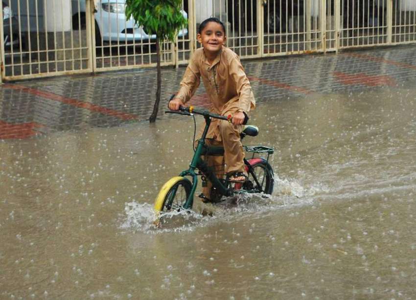 لاہور: صوبائی دارالحکومت میں ایک ننھا بچہ سائیکل پر سوار ..