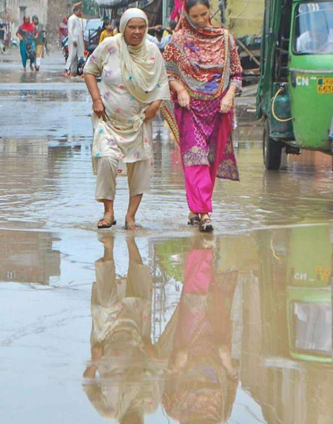 لاہور: صوبائی دارالحکومت میں ہونیوالی بارش کے بعد دو خواتین ..