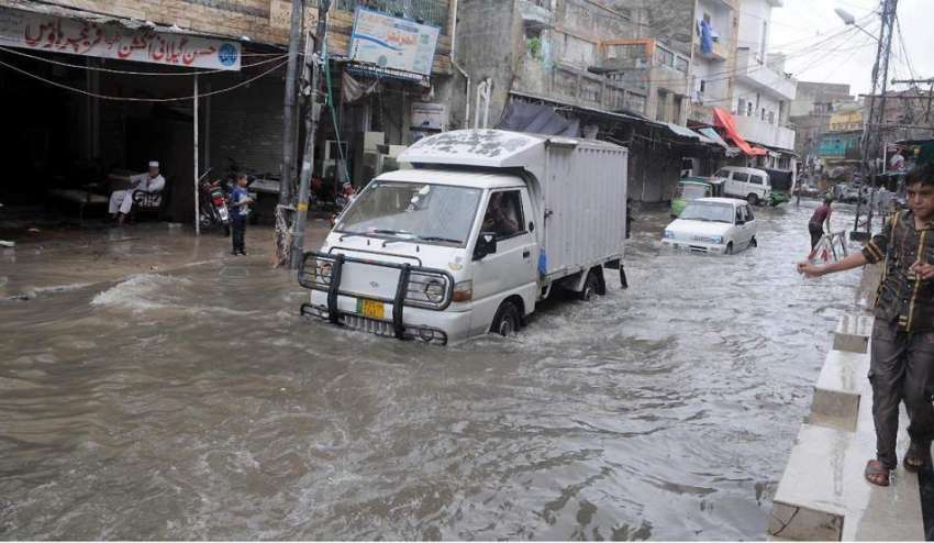 راولپنڈی: شہر میں ہونیوالی تیز بارش کے بعد بارش کے جمع شدہ ..