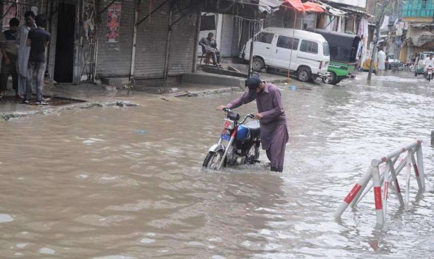 راولپنڈی: شہر میں ہونیوالی تیز بارش کے بعد بارش کے جمع شدہ ..