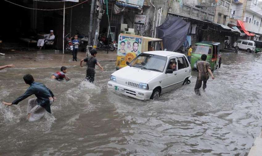 راولپنڈی: شہر میں ہونیوالی تیز دھار بارش کے بعد بارش کے جمع ..