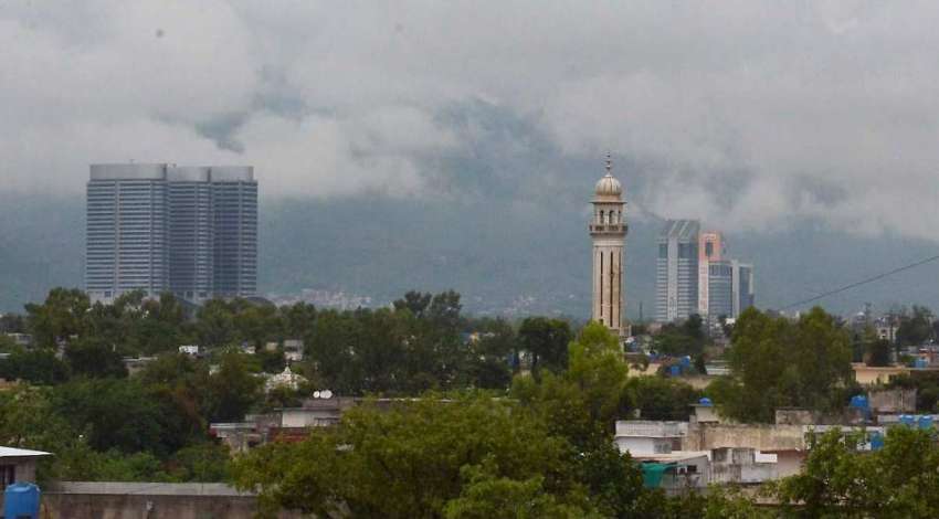اسلام آباد: وفاقی دارالحکومت میں مارگلہ پہاڑوں کے اوپر چھائے ..
